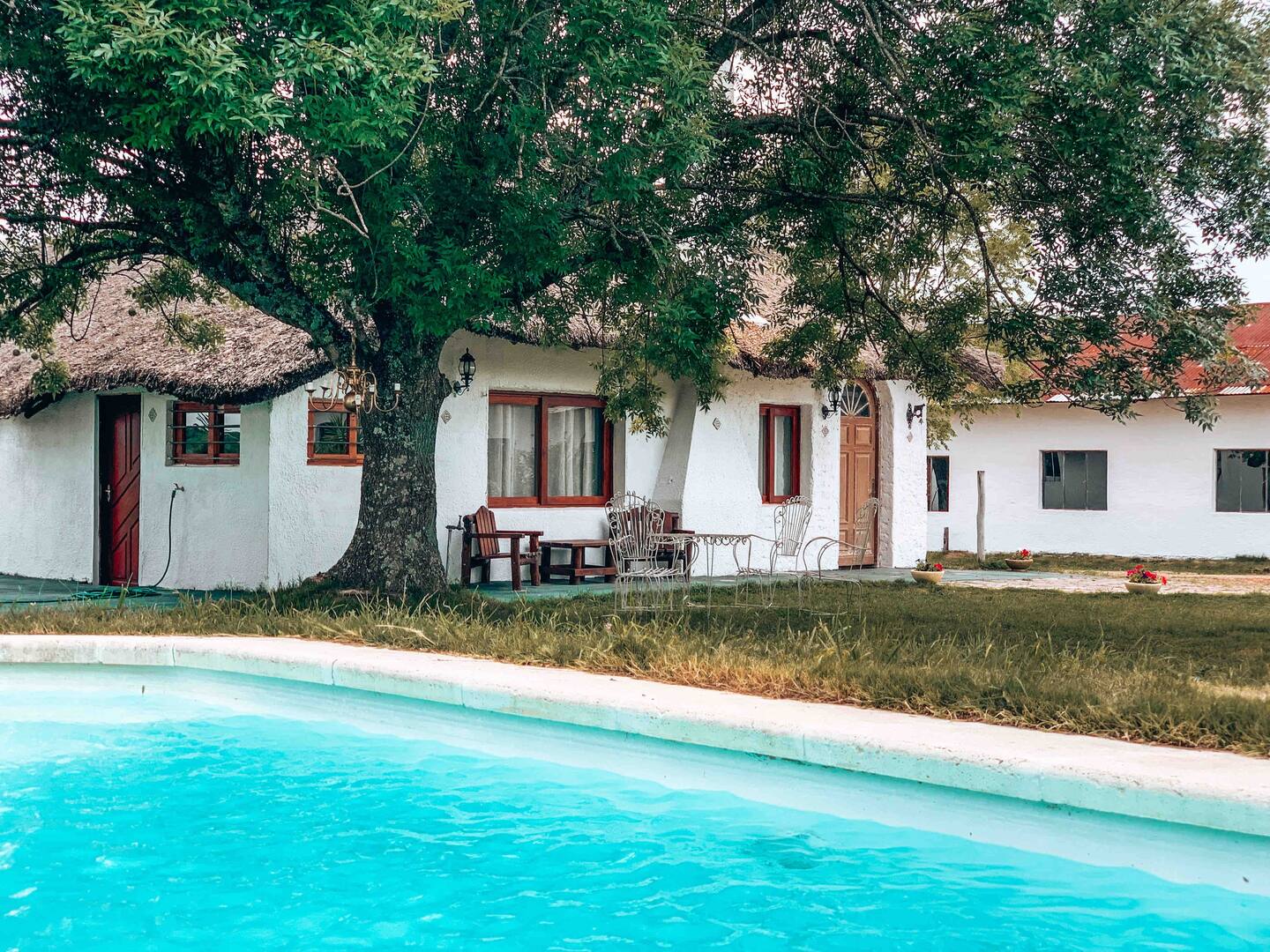 Casona de posada de campo Tierra Mora y su piscina