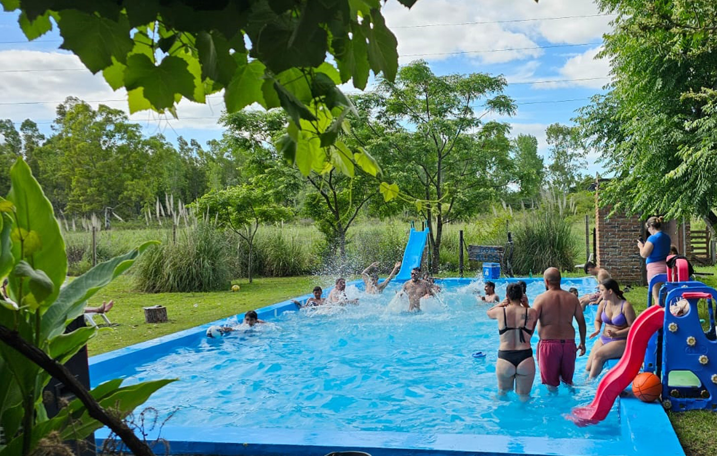 Carnaval de pesca y piscina en familia en La Arboleda (4 días)